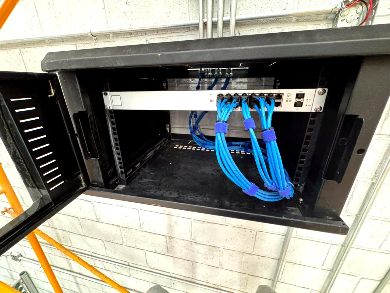 Rack de comunicaciones y patch panel